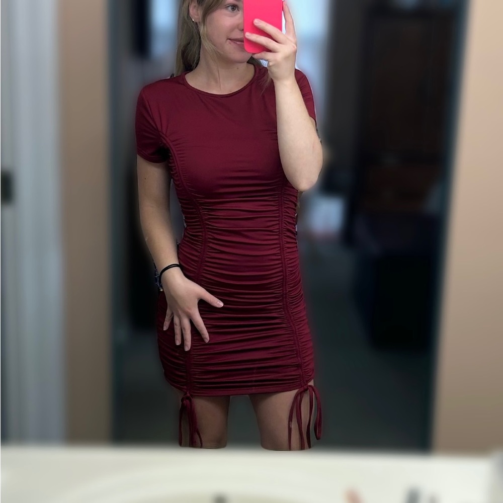 Gently used runched bodycon red dress! Size Small.